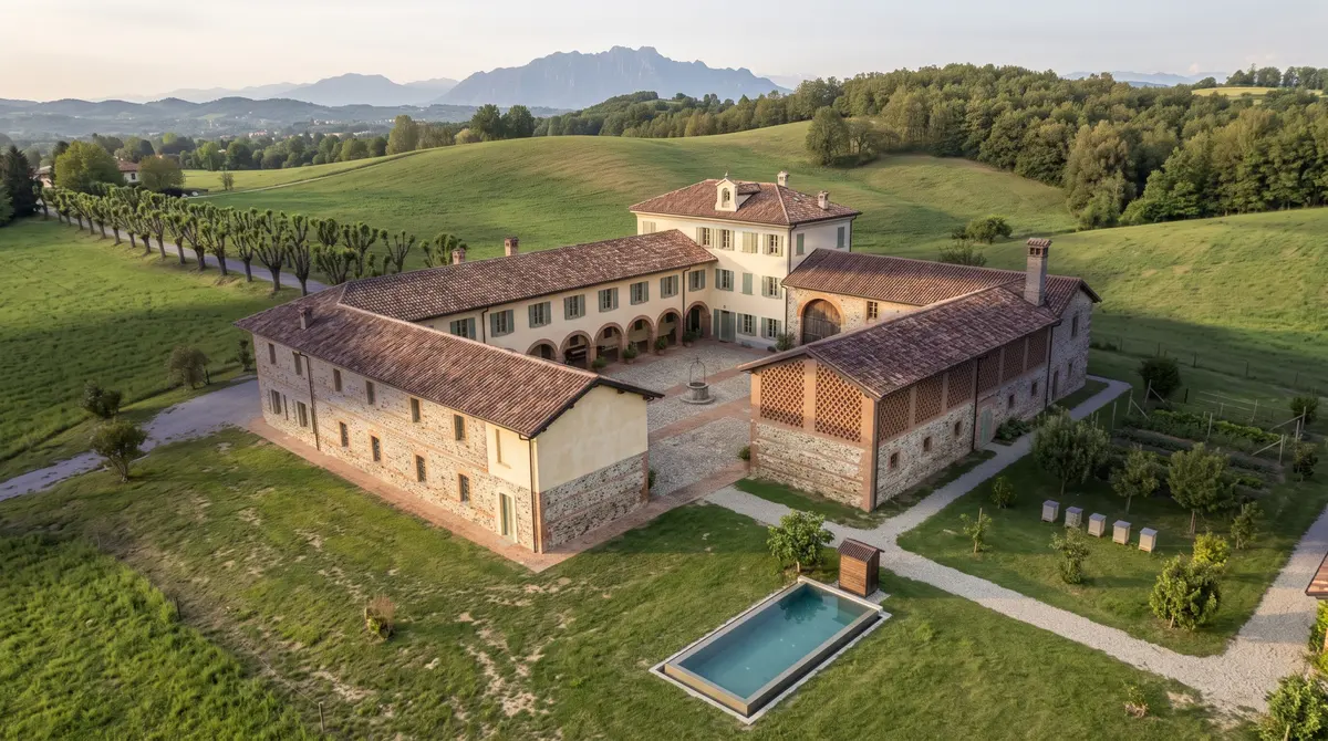 La tenuta vista dall'alto: la cascina a corte, il viale di gelsi, il bosco, l'orto con le arnie e la piscina