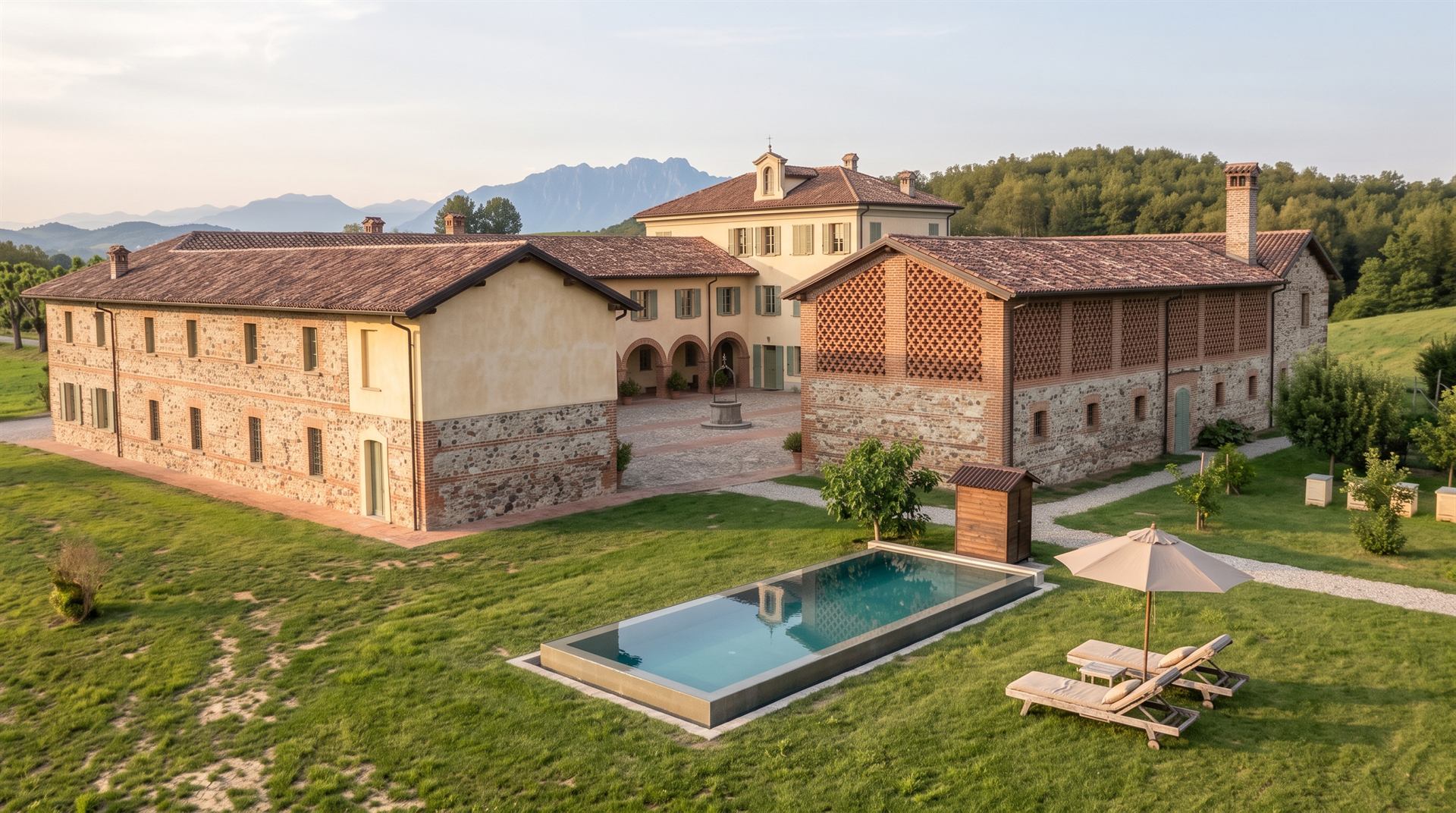 La piscina nel prato davanti alla cascina, nel pomeriggio