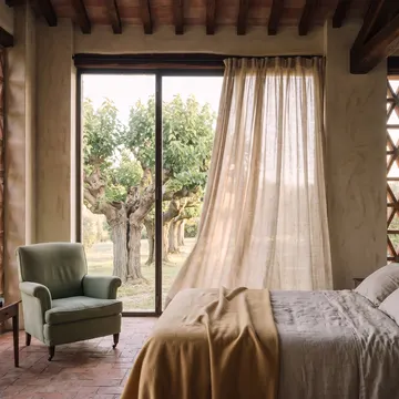 La finestra aperta sul filare dei gelsi, con la tenda di lino