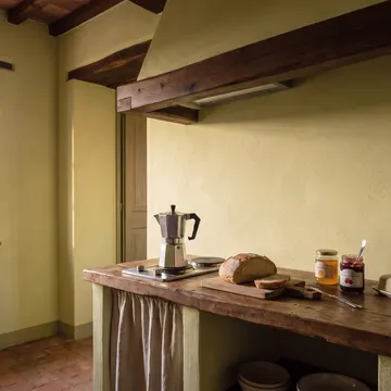 L'angolo cottura con la moka, il pane, il miele e le confetture