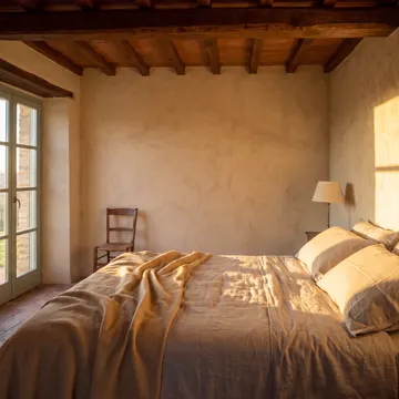 Il sole del mattino entra dalle finestre e scalda le lenzuola di lino