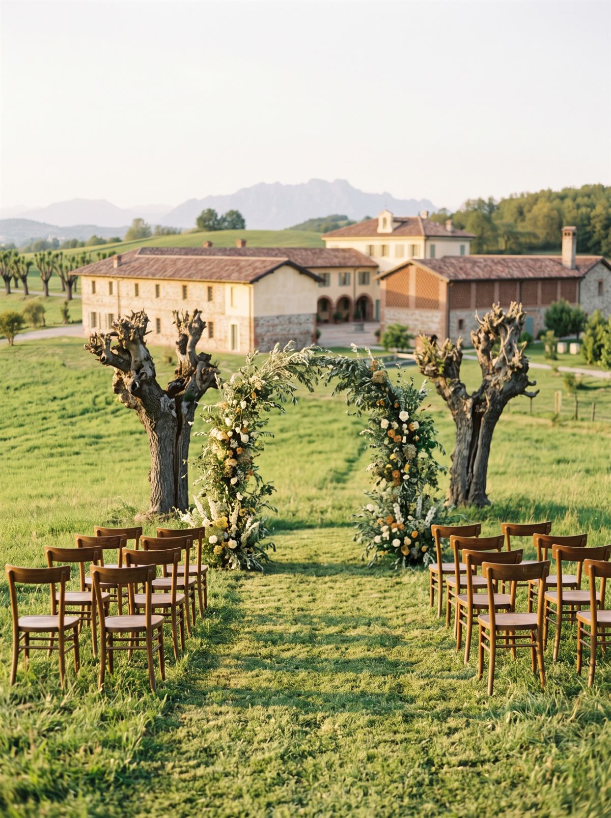 Il rito nel Prato dei Gelsi: sedie in legno e un arco di fiori tra i gelsi